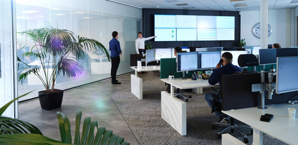 Thales Soc/Noc - controlecentrum monitoringruimte meldkamer IT-infrastructuur high-tech interieur - SVDH Interieurontwerp - Interior Design